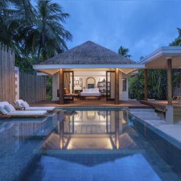 Anantara_Kihavah_1bedroom_beach_pool_villa_exterior_twilight