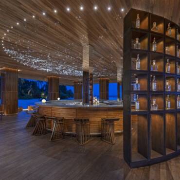 Anantara_Kihavah_F&B_SKY Bar_interior side view