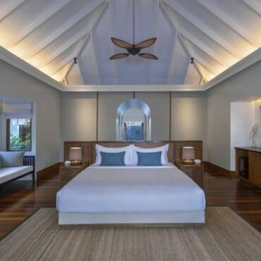 Anantara_Kihavah_Guest_Room_Three_Bedroom_Beach_Pool_Residence_Master_Bedroom