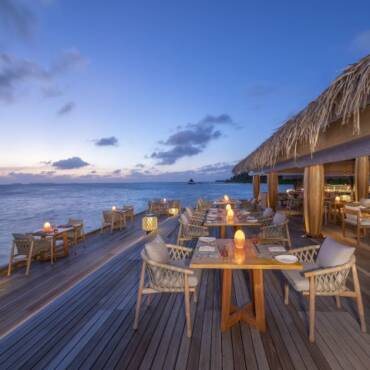 Anantara_Kihavah_Restaurant_SPICE_Restaurant_Deck_Area