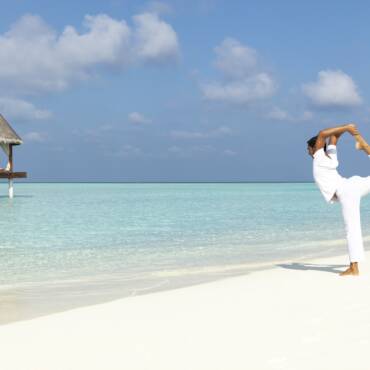 Anantara_Dhigu_Maldives_Resort_Beach_Yoga_Instructor_on_the_Beach