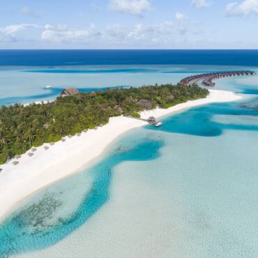 Anantara_Dhigu_Maldives_Resort_Exterior_View_Aerial_Shot_of_the_Sand_Stretch