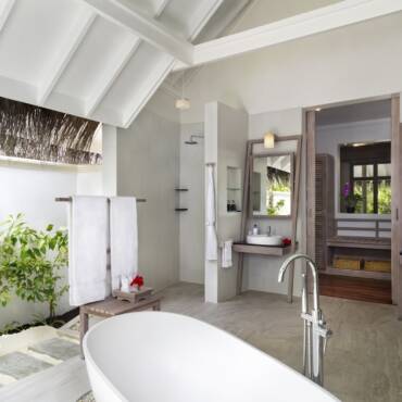 Anantara_Dhigu_Maldives_Resort_Guest_Room_Beach_Villa_Bathroom_with_Stand_Alone_Bathtub