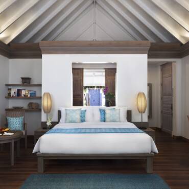 Anantara_Dhigu_Maldives_Resort_Guest_Room_Beach_Villa_Bedroom(1)