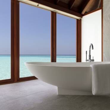 Anantara_Dhigu_Maldives_Resort_Guest_Room_Over_Water_Suite_Bathtub