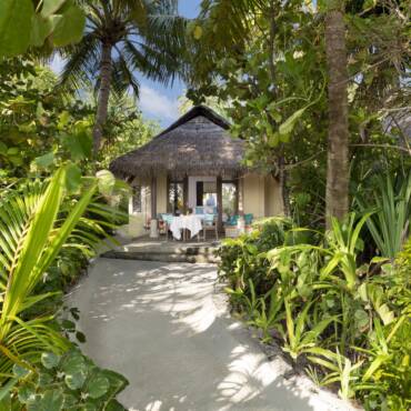 Anantara_Dhigu_Maldives_Resort_Guest_Room_Sunrise_Beach_Villa_Walkway