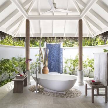 Anantara_Dhigu_Maldives_Resort_Guest_Room_Sunset_Beach_Villa_Bathroom