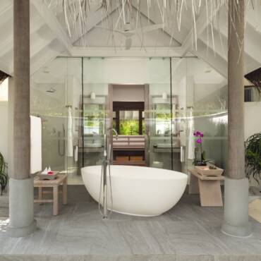 Anantara_Dhigu_Maldives_Resort_Guest_Room_Two_Bedroom_Family_Villa_Master_Bathroom