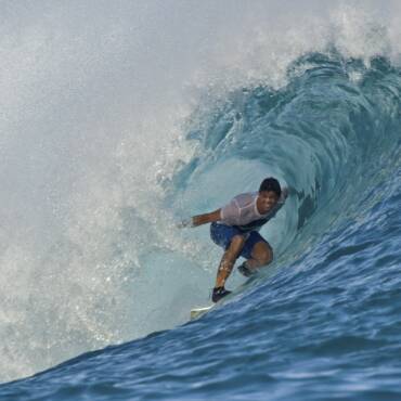 Anantara_Dhigu_Maldives_Resort_Recreation_Facility_Surfing_through_a_Wave