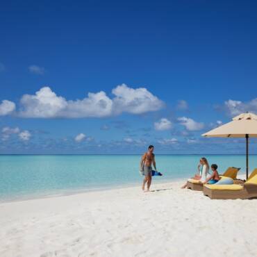 NH_Maldives_Kuda_Rah_Resort_Sandbank_Family_Snorkelling