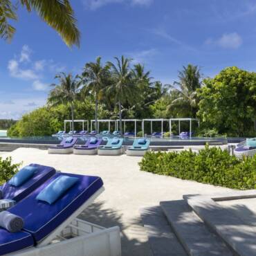 Niyama_Private_Islands_Maldives_Pool_view_Blu_Sunbeds