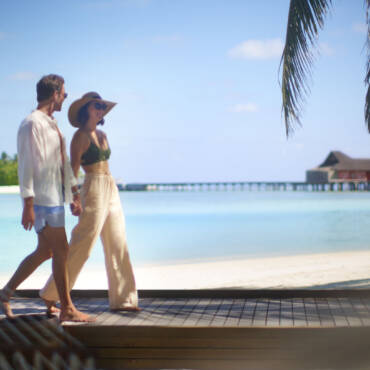 anantara_veli_maldives_resort_beach_couple_walking_1920x1037