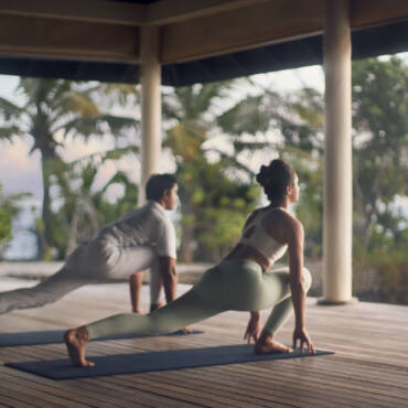anantara_veli_maldives_resort_recreation_facility_yoga_couple_day_1920x1037