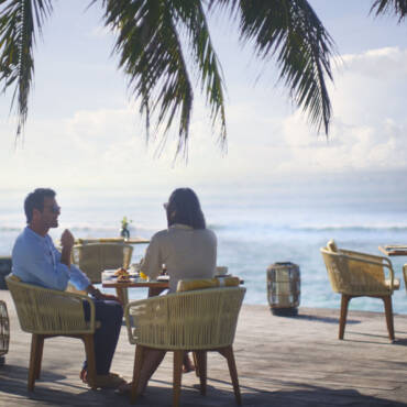 anantara_veli_maldives_resort_restaurant_cumin_terrace_couple_1920x1037