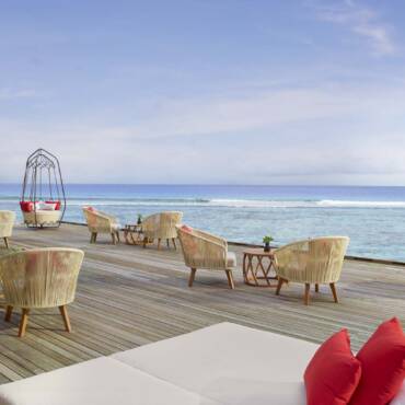anantara_veli_maldives_resort_restaurant_dhoni_bar_deck_1920x1037