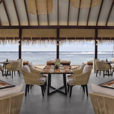 anantara_veli_maldives_resort_restaurant_dhoni_bar_interior_1920x1037