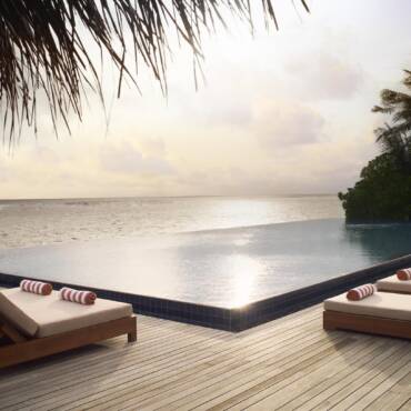 anantara_veli_maldives_resort_restaurant_dhoni_bar_swimming_pool_1920x1037
