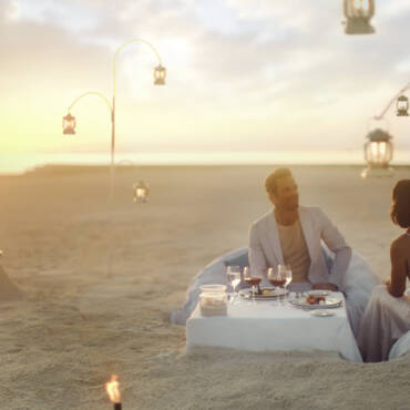 anantara_veli_maldives_resort_restaurant_dining_by_design_beach_couple_1920x1037