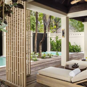 anantara_veli_maldives_resort_spa_interior_loungers_pool_1920x1037