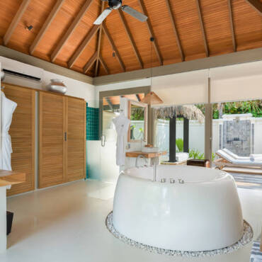 ja_manafaru_accommodation_deluxe-beach-villa_private-pool_bathroom-jpg2edd94b7-e08e-4e72-b7ee-7472f24befe9