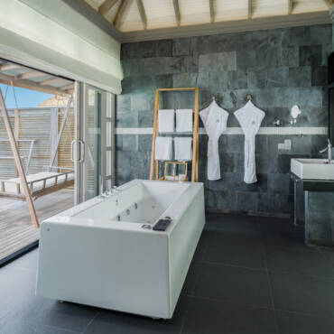 ja_manafaru_accomodation_sunset_water_villa_bathroom_2024-jpg5ba2727c-3e06-434a-a8cb-55b7ef6c6fa0