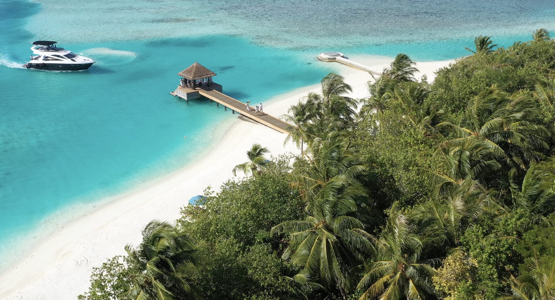 naladhu_maldives_arrival_jetty_aerial_1920x1037