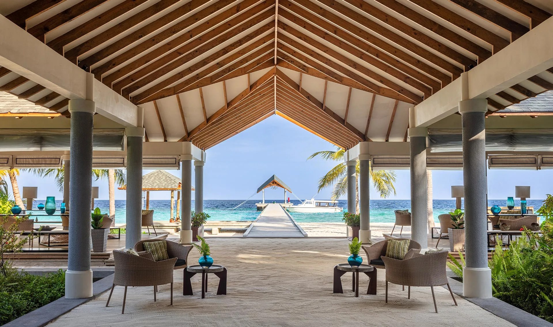nh_collection_maldives_havodda_resort_36_resort_lobby_1920x1137