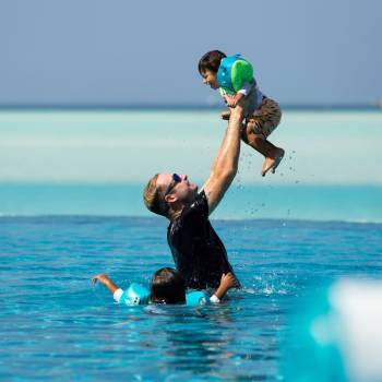 anantara_dhigu_family_at_swiming_pool_1920x1037