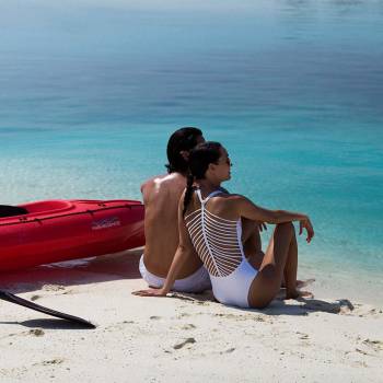 anantara_veli_maldives_kayak_couple_1920x1037