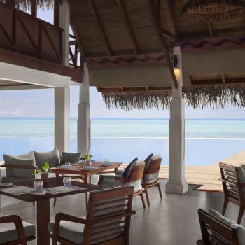 anantara_veli_maldives_resort-_bar_aqua_interior_day_1920x1037