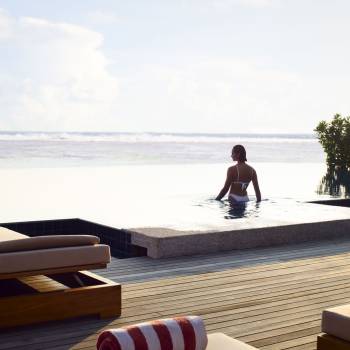 anantara_veli_maldives_resort_pool_view_infinity_pool_deck_1920x1037