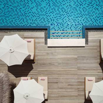 anantara_veli_maldives_resort_restaurant_aerial_dhoni_bar_deck_1920x1037