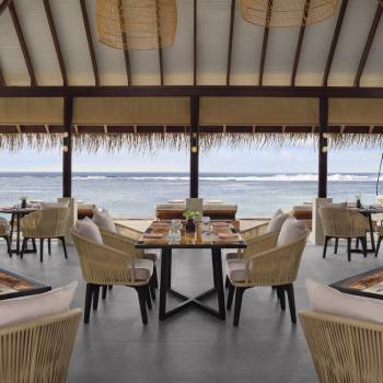 anantara_veli_maldives_resort_restaurant_dhoni_bar_interior_1920x1037