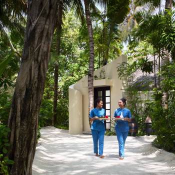 anantara_veli_maldives_resort_spa_exterior_view_team_members_walking_1920x1037