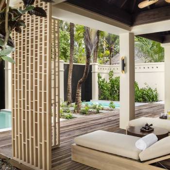 anantara_veli_maldives_resort_spa_interior_loungers_pool_1920x1037