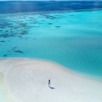 nh_maldives_kuda_rah_resort_gallery_sandbank_aerial_1920x1037